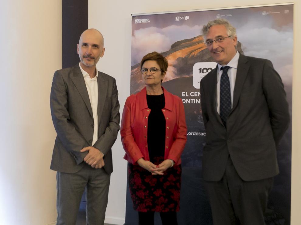 De izquierda a derecha, el director del documental, Pablo Lozano, la diputada provincial de Desarrollo Territorial, Maribel de Pablo, y el consejero de Desarrollo Rural, Joaquín Olona.