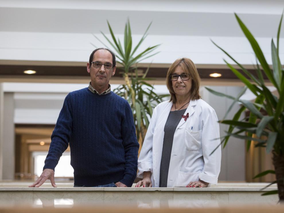 Juan Ramón Barrios presidente Omsida Aragón y María José Crusells, médico de Infecciosos del Hospital Clínico