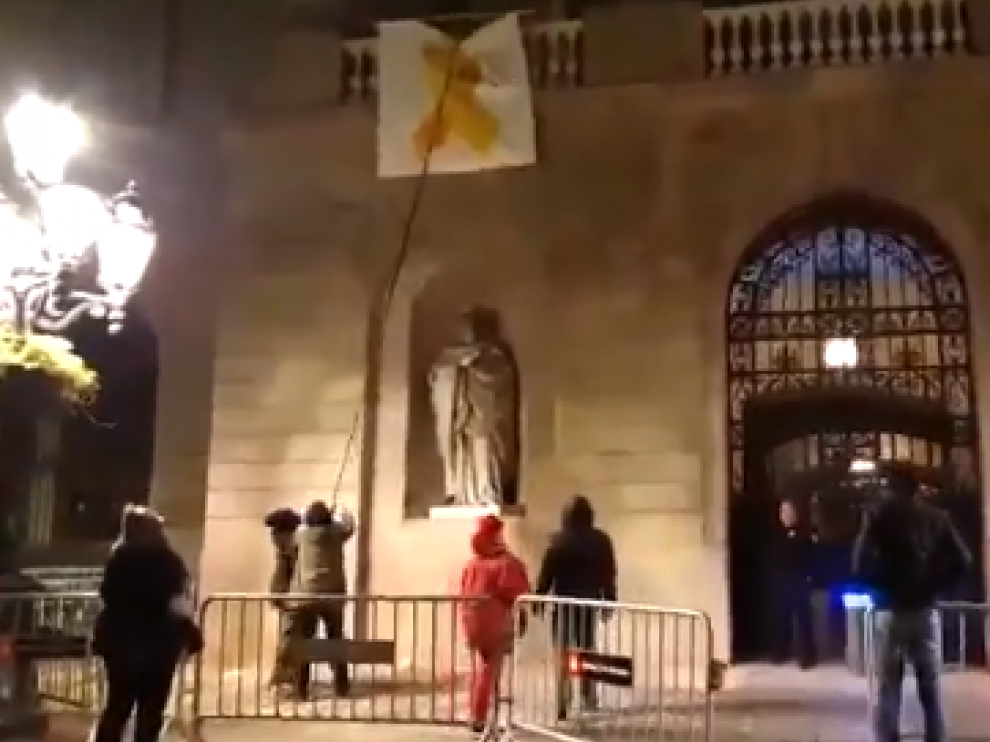 Cinco encapuchados quitan el lazo amarillo del Ayuntamiento de Barcelona