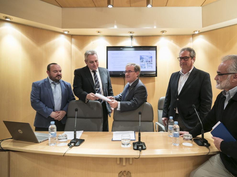 El Justicia y su lugarteniente, ayer junto a los promotores del proyecto Teruel X Mobility