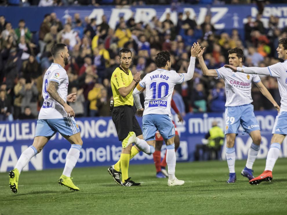 El Real Zaragoza celebra el gol de Álvaro Vázquez ante el Almería.