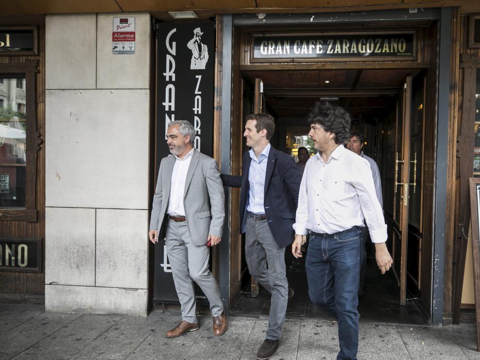 Mario Garcés (derecha) y Pablo Casado (centro), en Zaragoza con motivo de las primarias del PP.