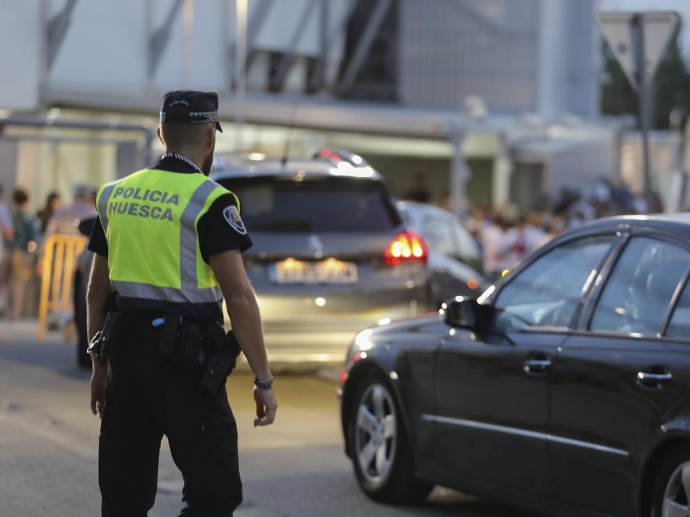 Un agente de la Policía Local regula el tráfico en los accesos al Alcoraz.