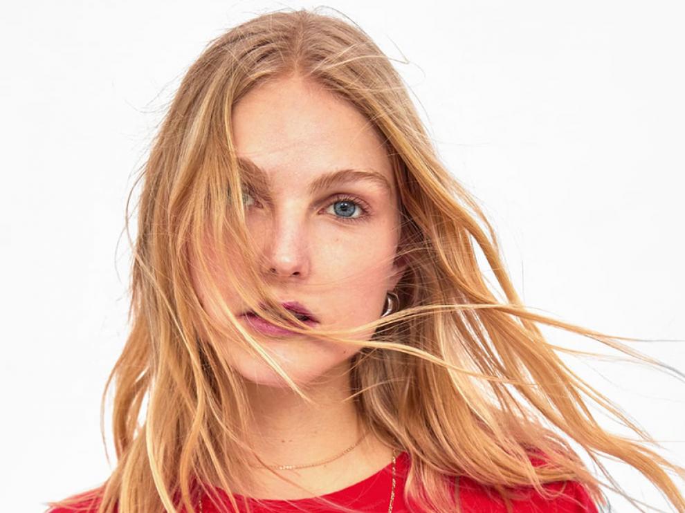 Camiseta 'Love is' de Zara.