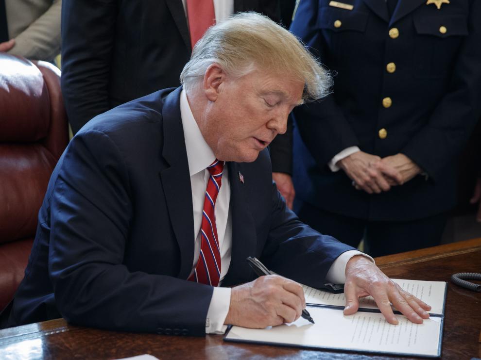 STX01. Washington (United States), 15/03/2019.- US President Donald J. Trump delivers remarks on the national security and humanitarian crisis on the southern border and vetoes the legislation that strikes down his national emergency declaration at the southern border a ceremony in the Oval Office of the White House in Washington, DC, USA, 15 March 2019. President Trump's veto, his first, sends the resolution back to Congress where it will require a 2/3 vote in each house to overturn. (Estados Unidos) EFE/EPA/SHAWN THEW US President Donald J. Trump signs veto of legislation to strike down his national emergency declaration at the southern border