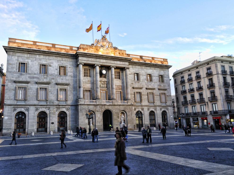 El Ayuntamiento de Barcelona retira el lazo amarillo de su fachada