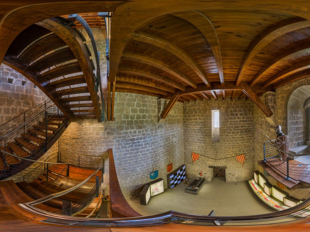 La torre, de estilo gótico, es una de las más hermosas y espectaculares de la toda la comarca de las Cinco Villas.