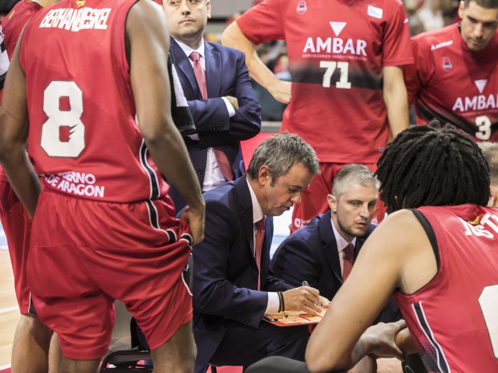 Porfirio Fisac dando indicaciones a sus jugadores en la cancha del Príncipe Felipe.