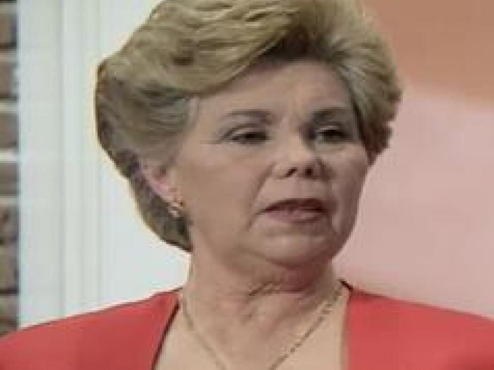 Ana Orantes se casó con 19 años y vivió 40 años de tortura. Su exmarido la asesinó cuando tenía 60 años, la quemó viva en el patio de su casa en la localidad granadina de Cúllar Vega, en 1997. Ahora tiene una calle con su nombre en la capital andaluza.