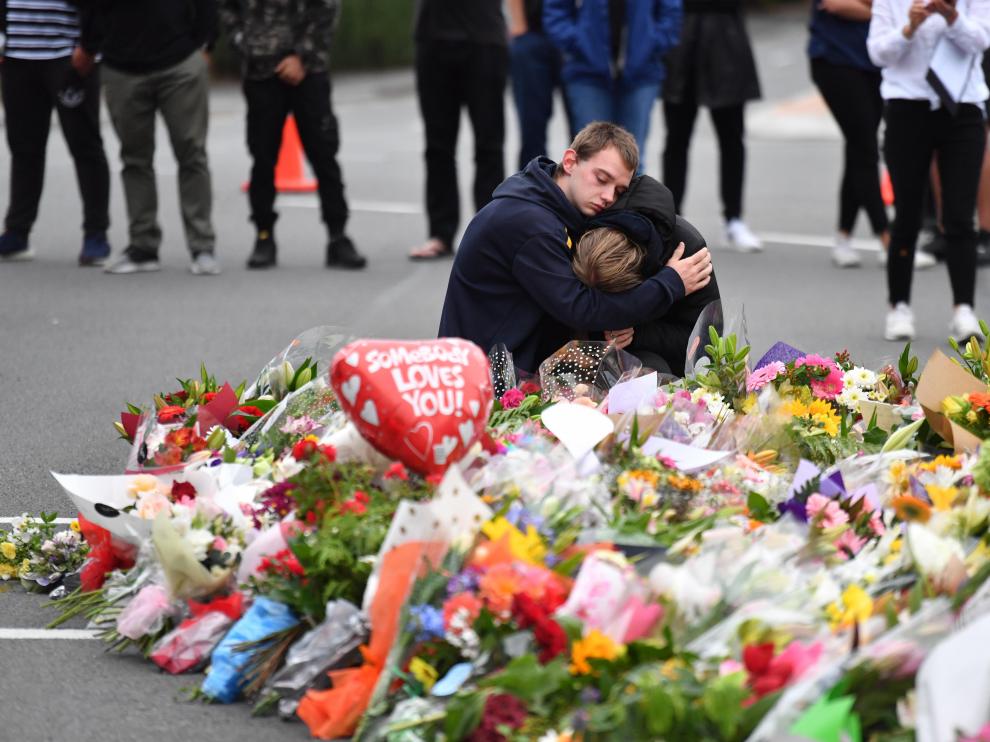 AAP. Christchurch (New Zealand), 16/03/2019.- Members of the public mourn at a flower memorial near the Al Noor Masjid on Deans Rd in Christchurch, New Zealand, 16 March 2019. A gunman killed 49 worshippers at the Al Noor Masjid and Linwood Masjid on 15 March. The 28-year-old Australian suspect, Brenton Tarrant, appeared in court on 16 March and was charged with murder. (Atentado, Terrorista, Nueva Zelanda) EFE/EPA/MICK TSIKAS AUSTRALIA AND NEW ZEALAND OUT At least 49 people killed in terrorist attack on two mosques in Christchurch, New Zealand