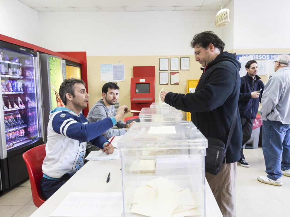 Cocheras Auzsa. Votaciones trabajadores / 27-04-2016 / FOTO: GUILLERMO MESTRE