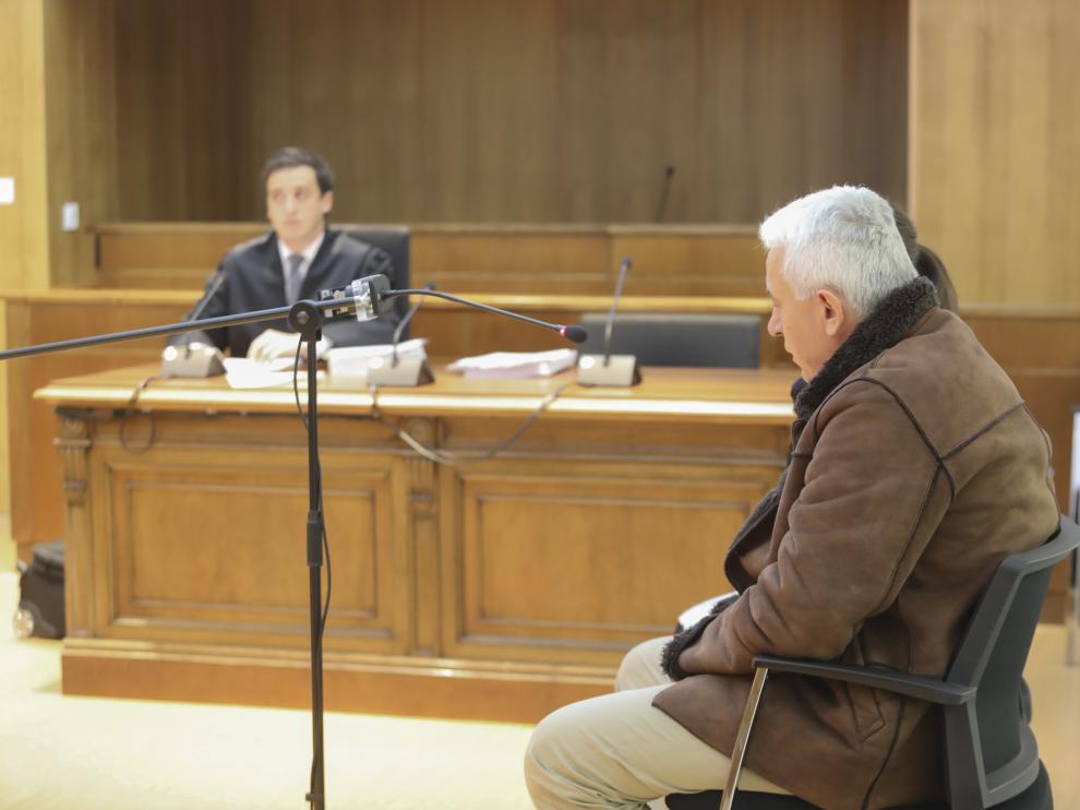 Iulian M. durante la primera sesión del juicio por agresión a su mujer.