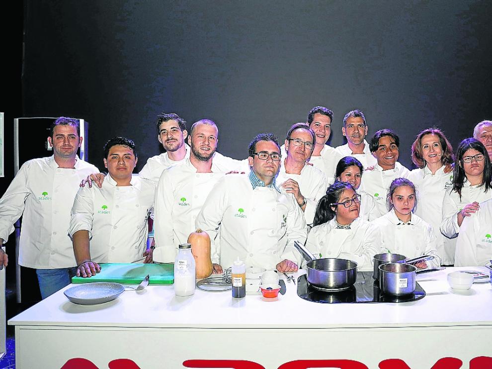 Los cocineros y los alumnos de Atades, junto a Paco Roncero y Lourdes Plana