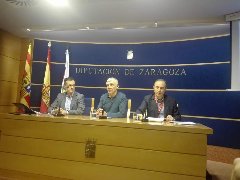 Luis Antonio Sáez (en el centro) y los profesores Luis Fabra y Bienvenido Subero, en la DPZ.