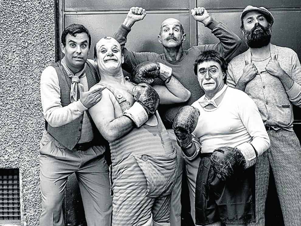 Parte del equipo de actores del docudrama, en un descanso del rodaje.