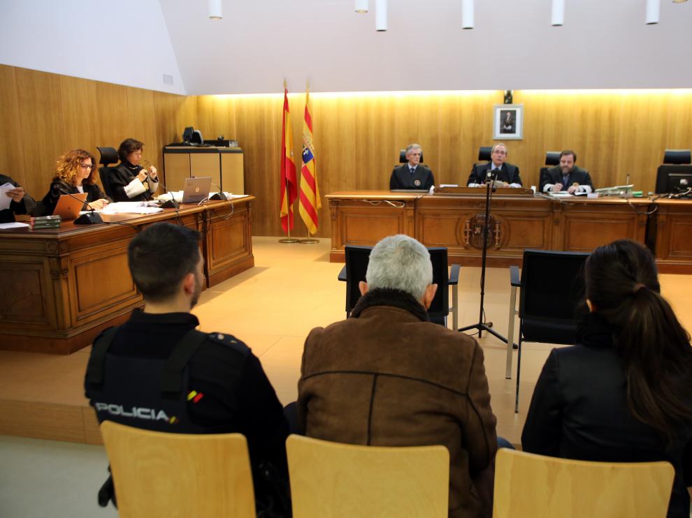 El acusado, entre dos policías, durante la sesión del juicio este martes.