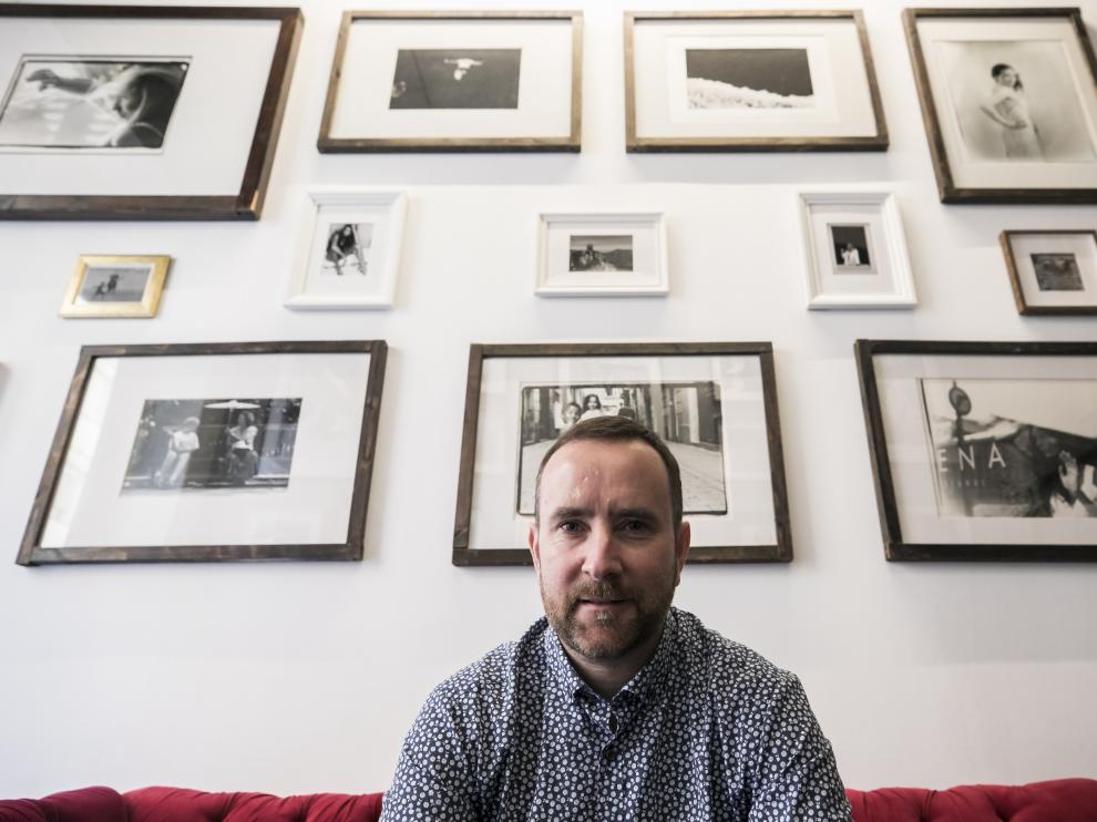 El fotógrafo Dafydd Kemp, en su estudio de la calle de Calatayud.