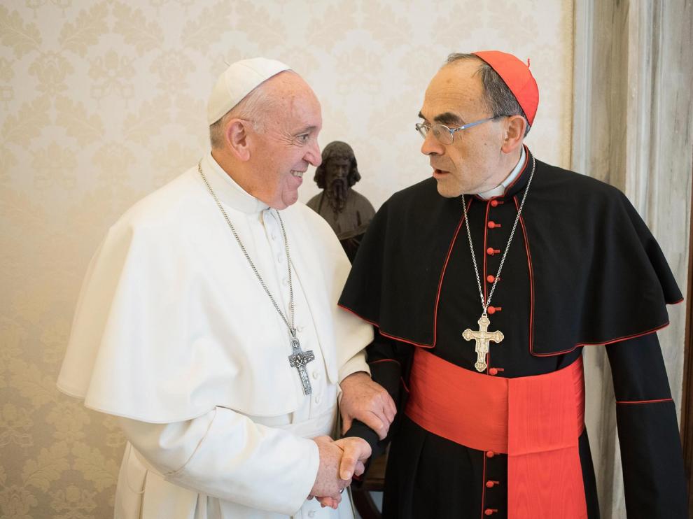 El papa recibió al arzobispo de Lyon, el cardenal Philippe Barbarin (d), en el Vaticano, este lunes.