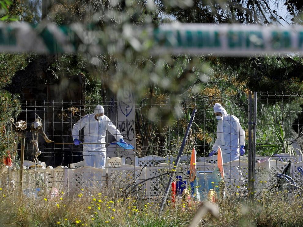 Agentes de la Policía Científica de la Guardia Civil inspeccionan las inmediaciones de la casa de Godella.