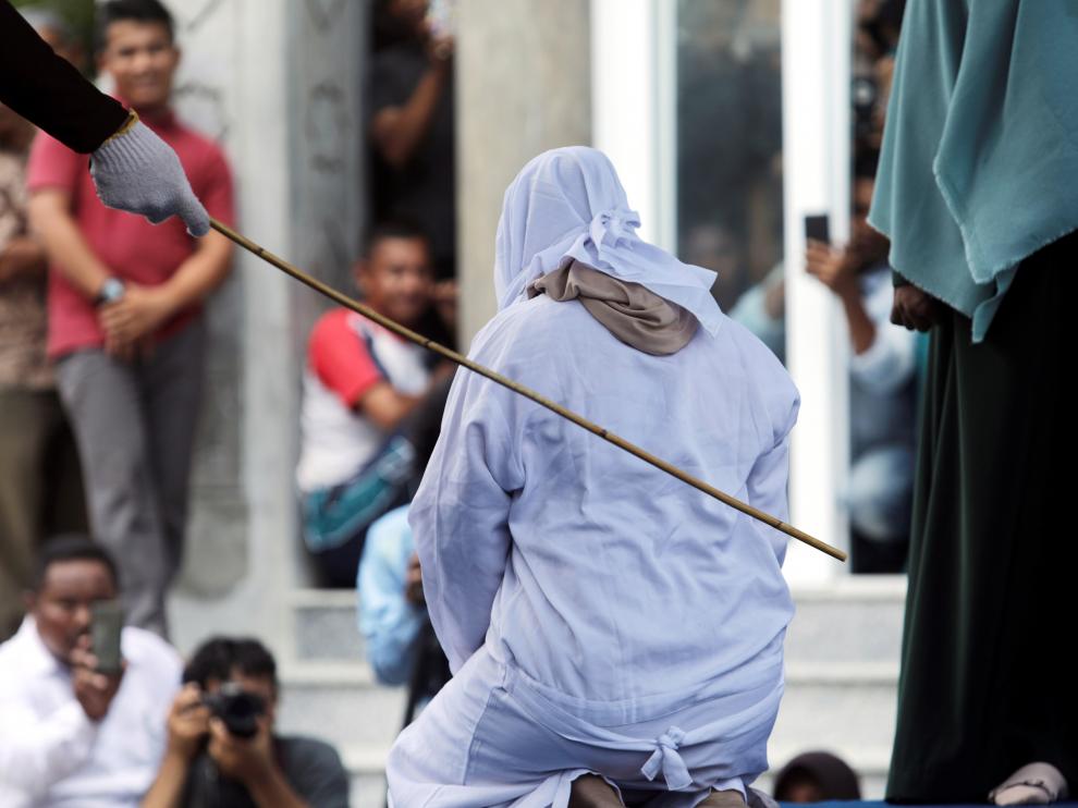 Cinco parejas indonesias azotadas en Aceh por verse a solas sin estar casados