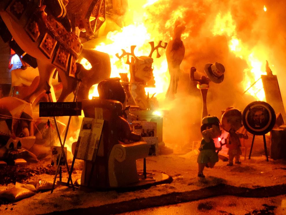 El fuego arrasa unas Fallas marcadas por elecciones, feminismo e incivismo