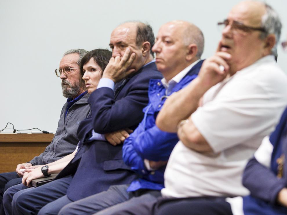 Enrique Irazabal, al fondo con barba, junto a Elsa Andrés y el resto de acusados, en la Audiencia.