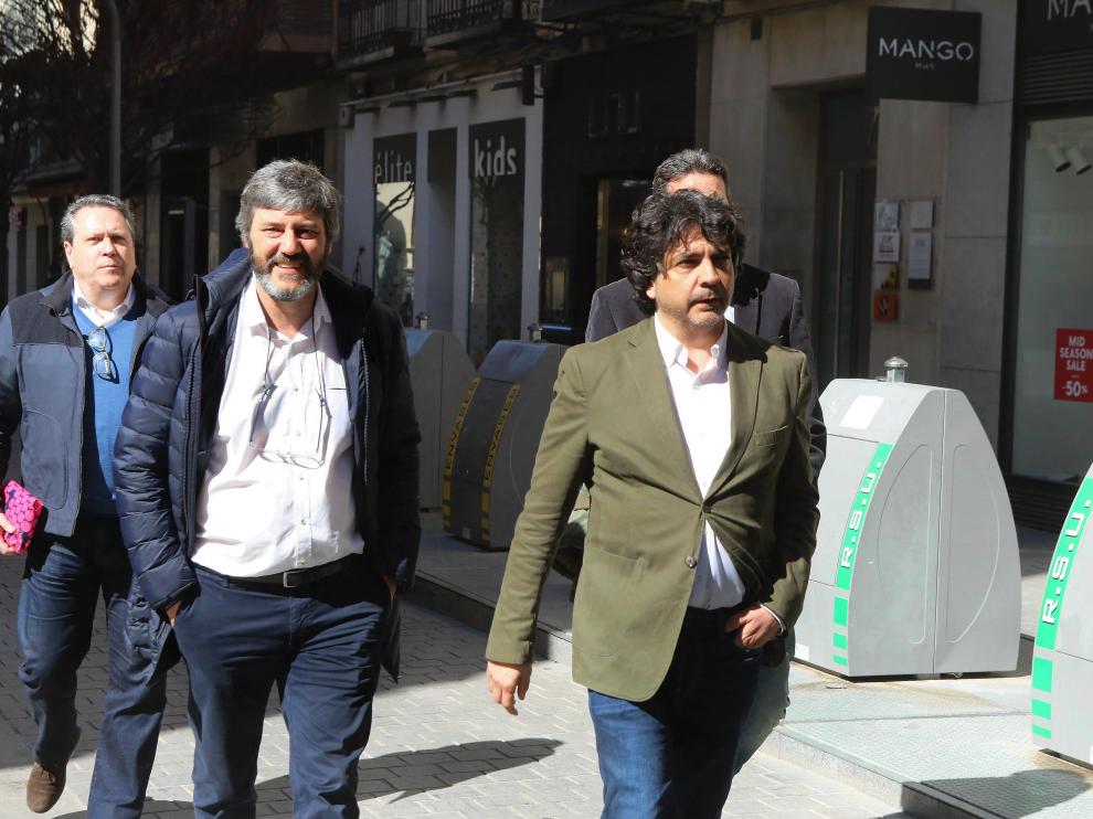 Mario Garcés, en primer término, este miércoles en el Coso de Huesca.