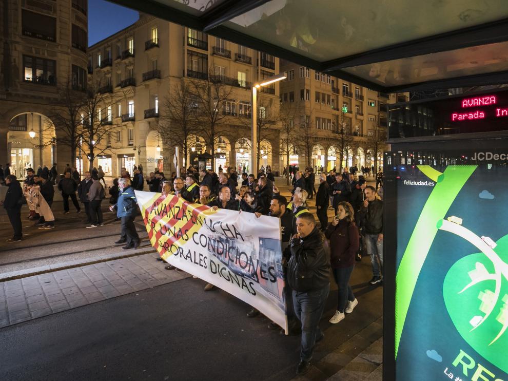Medio centenar de trabajadores se manifestaron ayer por el paseo de la Independencia