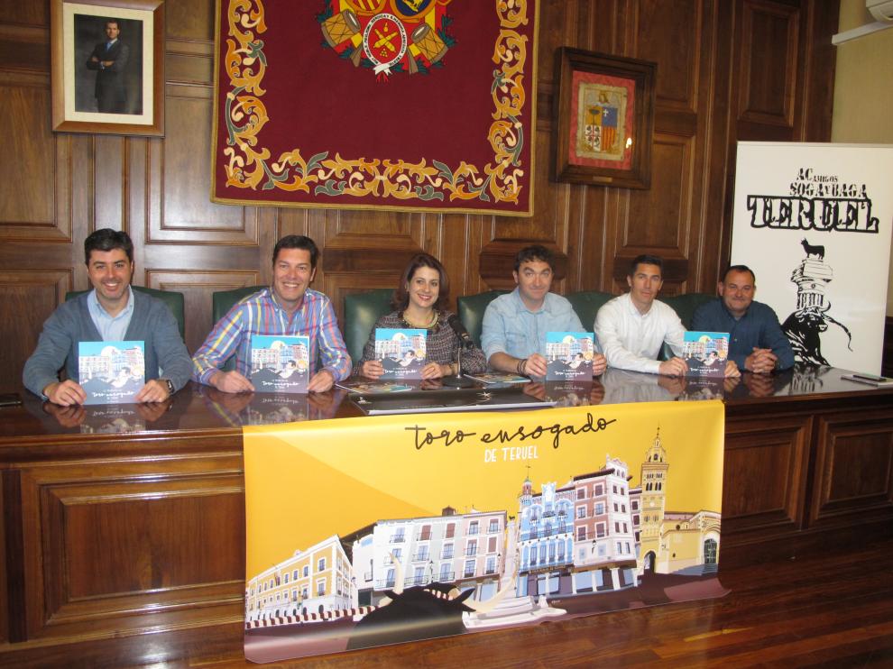 Presentación del libro sobre el toro ensogado en el Ayuntamiento de Teruel.
