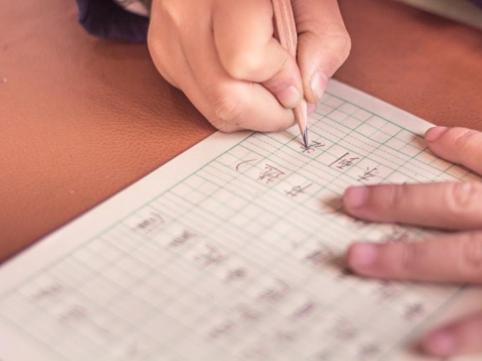 primer-plano-estudiante-aprendiendo-escribir_1127-322
