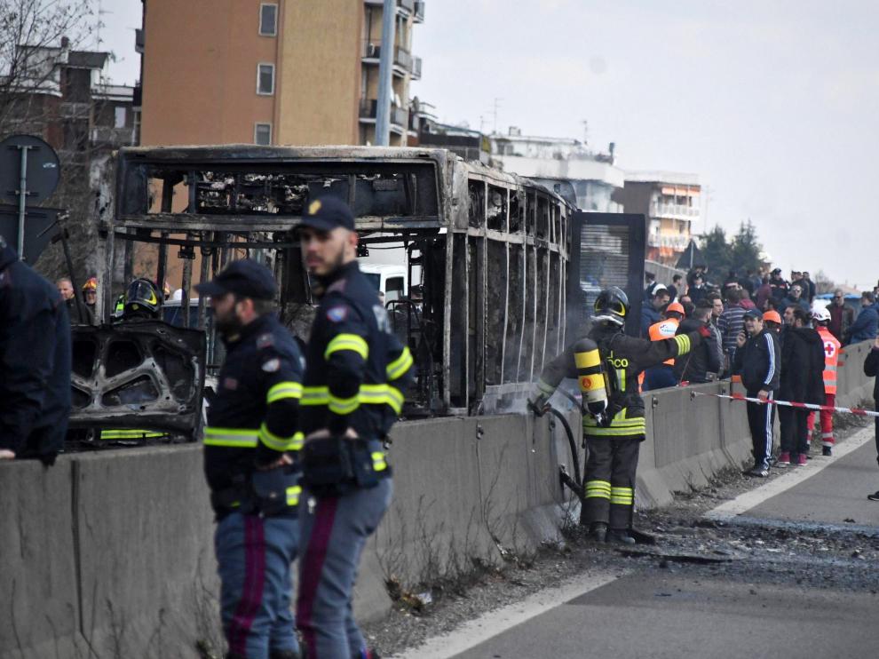 Un hombre senegalés prende fuego a un autobús escolar en Italia