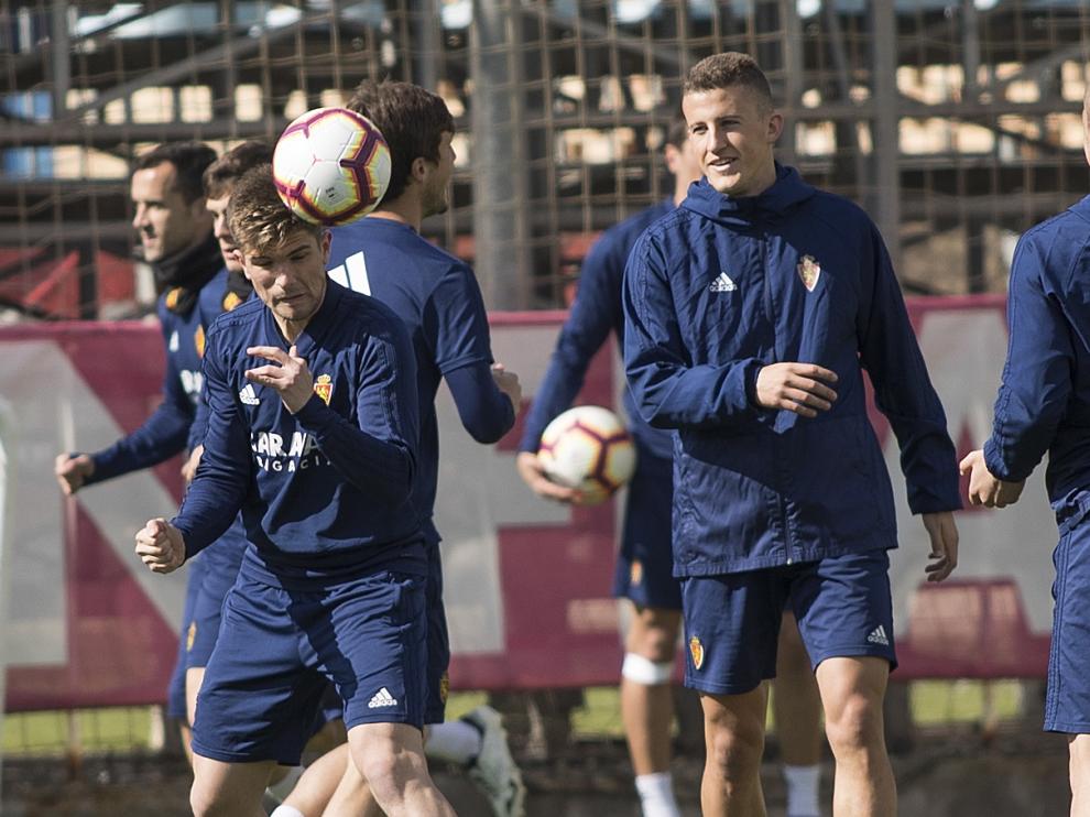 Carlos Nieto, en el centro, en un entrenamiento reciente del Zaragoza.