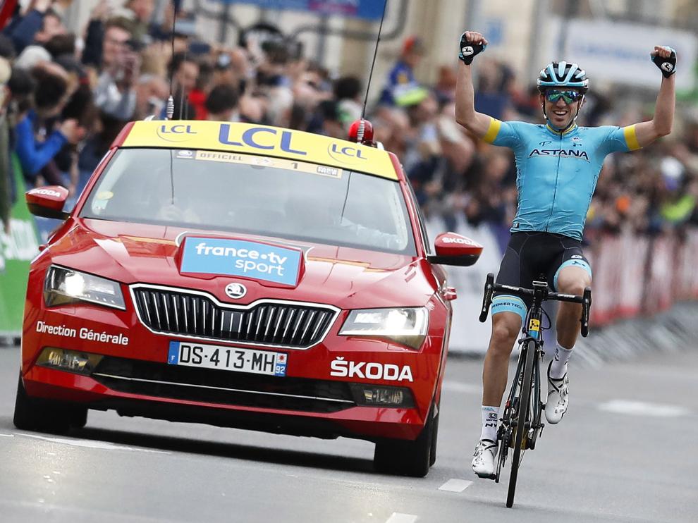 Nice (France), 17/03/2019.- Spanish rider Ion Izaguirre Insausti of the Astana Pro Team celebrates while crossing the finish line to win the eighth and final stage of the Paris-Nice cycling race over 110km from Nice to Nice, France, 17 March 2019. (Ciclismo, Francia, Niza) EFE/EPA/SEBASTIEN NOGIER Cycling Paris-Nice - eighth stage