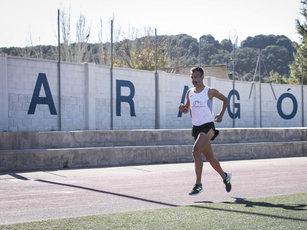 Juan Romero, en un entrenamiento en la pista de atletismo del colegio bilingüe Montearagón.