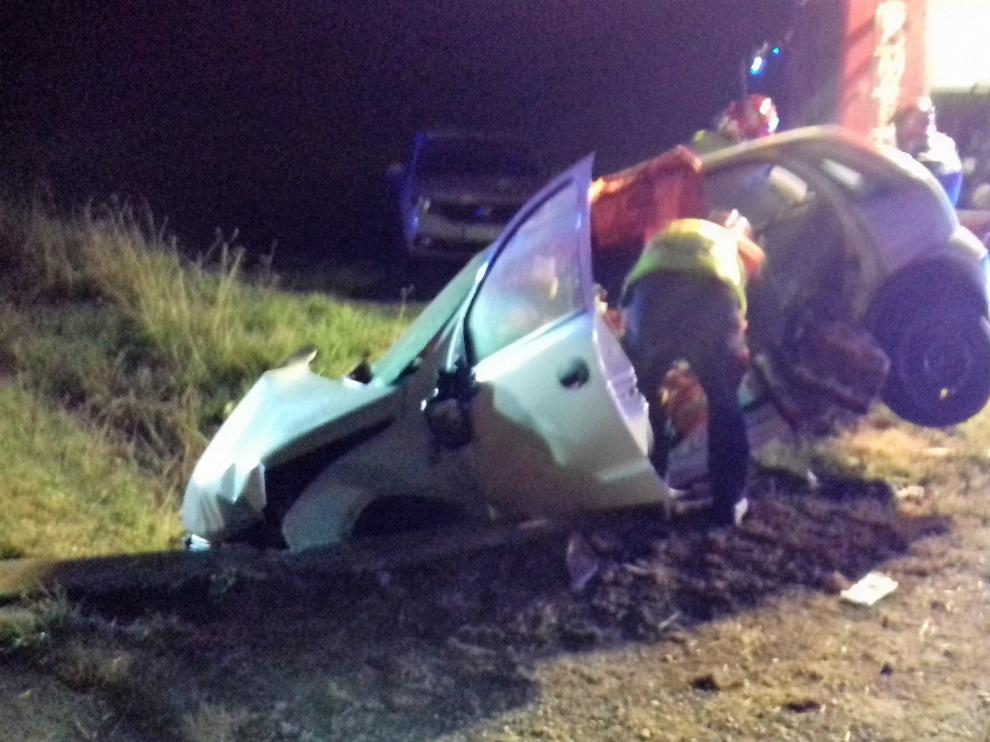 Labores de excarcelación de los heridos en el accidente.