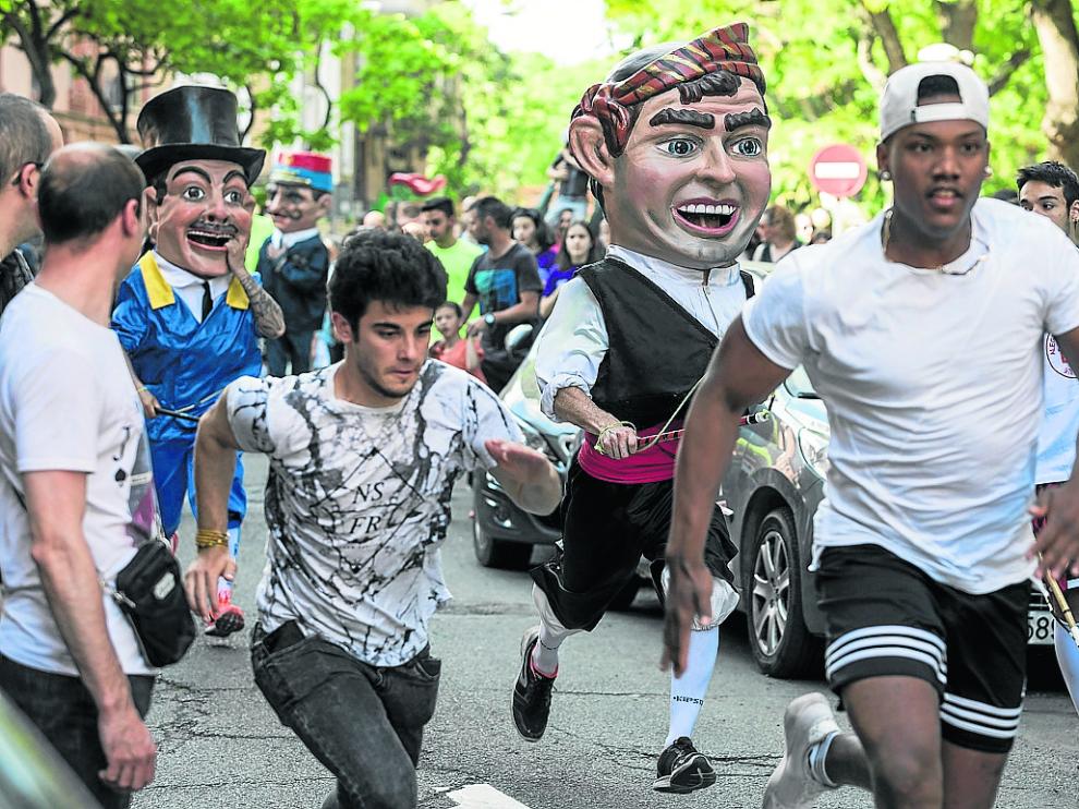 Los cabezudos del Arrabal son uno de los actos más multitudinarios de las fiestas del barrio.