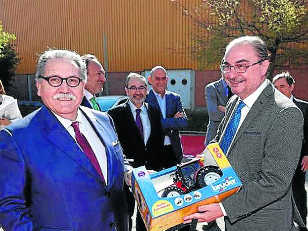 Manuel Teruel y el presidente con su regalo.