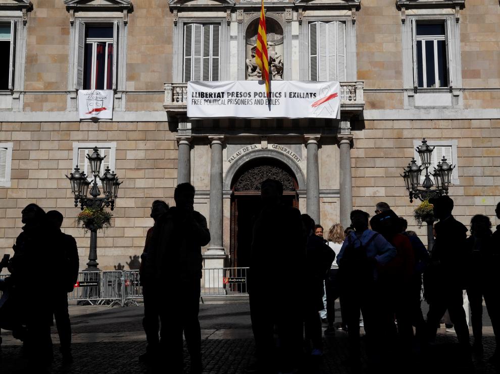 Nueva pancarta en el balcón de la Generalitat