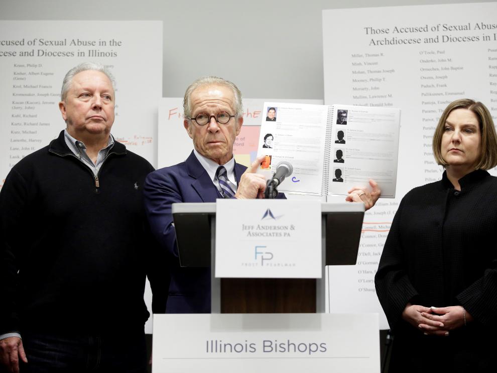 Publican una lista de cerca de 400 curas acusados de pederastia en Illinois