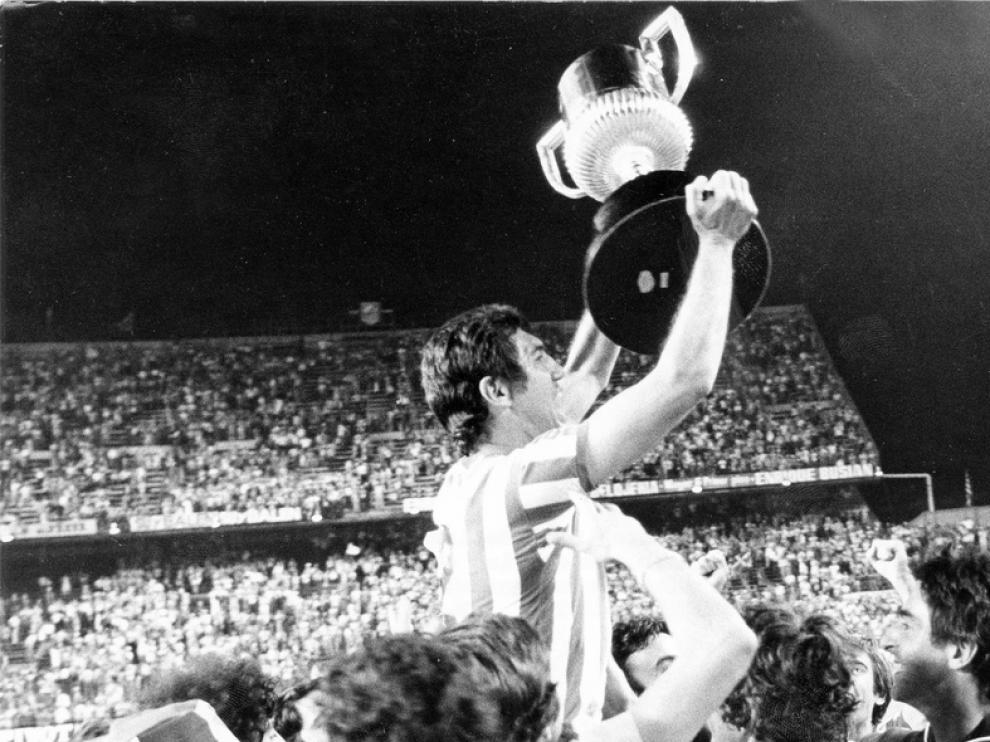 Rogelio levanta la copa de campeón de la Copa del Rey de 1977.