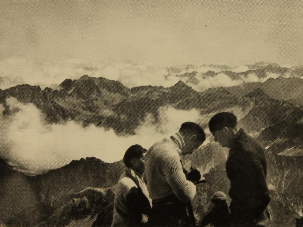 Varios socios de Montañeros en la cima del Balaitús, en 1931. José maría escudero/montañeros de aragón
