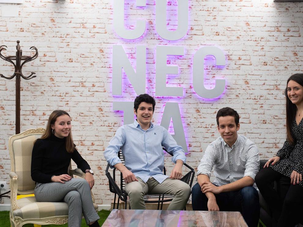De izquierda a derecha, Miranda García, Gonzalo Canales, Jorge Alagón y Cristina Lafuente, integrantes del equipo de debate