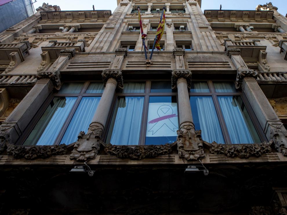 Pancarta en la ventana de la Consejería