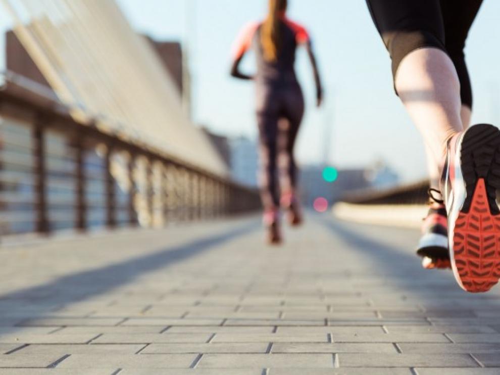 primer-plano-mujer-corriendo-fondo-desenfocado_23-2147600468