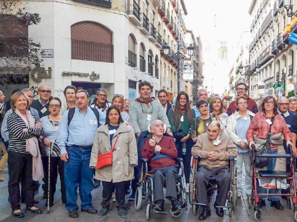 Tutelados y voluntarios en una de las actividades de la Fundación Tutelar Aragonesa Luis de Azúa.
