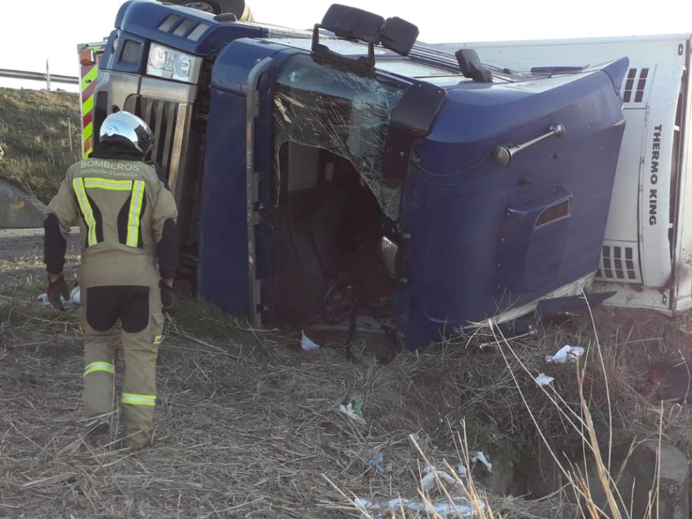 Un herido en la CV-911, a la altura de Alagón, al volcar el tráiler en el que viajaba y quedar atrapado.
