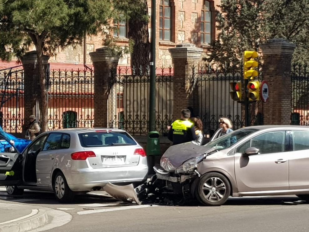 Aparatoso accidente sin consecuencias graves en la calle Miguel Servet de Zaragoza