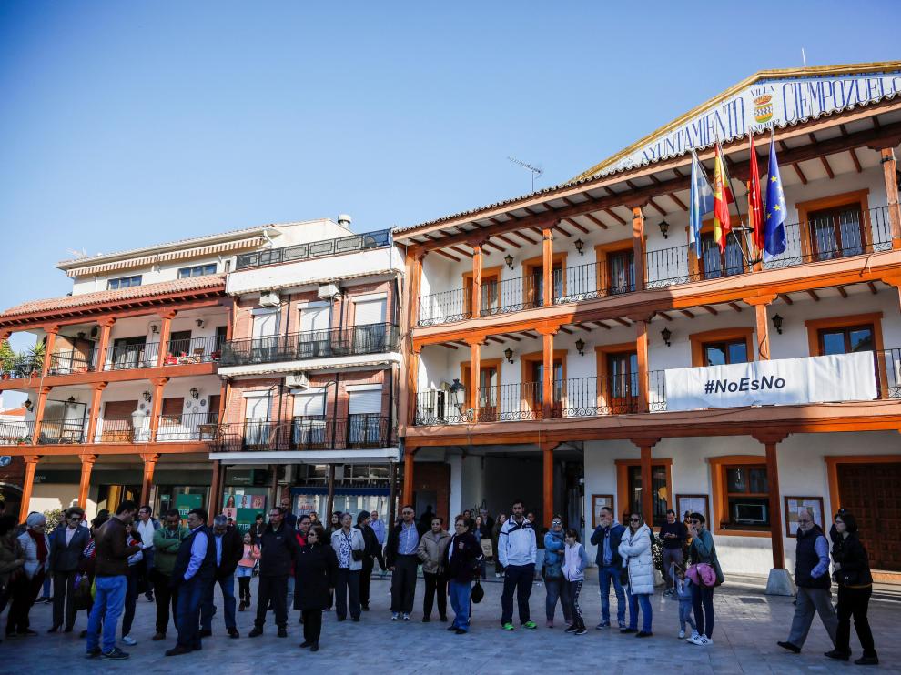 Concentración de repulsa en Ciempozuelos (Madrid) tras la supuesta agresión sexual a una joven el pasado jueves en la localidad.
