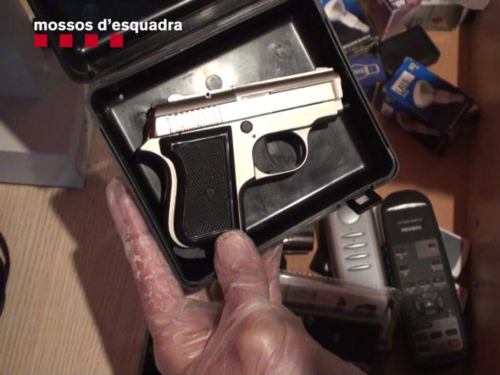 Pistola encontrada en el domicilio de uno de los arrestados.