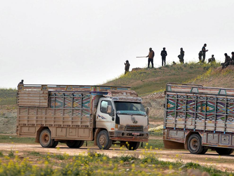 Un convoy de camiones conduce cerca de la ciudad siria de Baghouz, en febrero pasado.